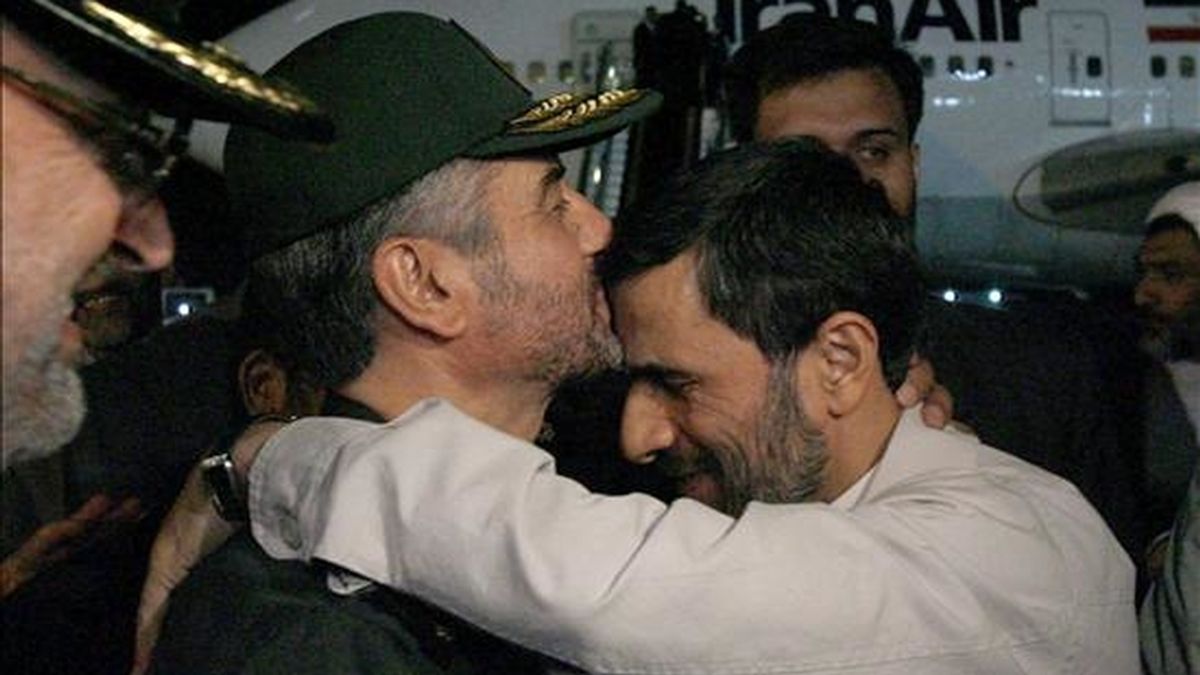 Fotografía de archivo fechada el 28 de septiembre de 2007, en la que se ve al comandante del Cuerpo de Guardía de la Revolución Islámica (IRGC), Mohammad Ali Jafari (i), dando la bienvenida al presidente iraní, Mahmoud Ahmadinejad (d), tras su llegada a Teherán (Irán), luego de su intervención en la 62 Asamblea General de la ONU y de una visita a Bolivia y Venezuela. EFE/Archivo Fotografía de archivo fechada el 28 de septiembre de 2007, en la que se ve al comandante del Cuerpo de Guardía de la Revolución Islámica (IRGC), Mohammad Ali Jafari (i), dando la bienvenida al presidente iraní, Mahmoud Ahmadinejad (d), tras su llegada a Teherán (Irán), luego de su intervención en la 62 Asamblea General de la ONU y de una visita a Bolivia y Venezuela. EFE/Archivo