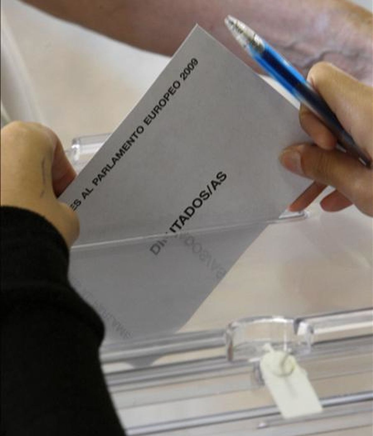 Un voto para las elecciones al Parlamento Europeo es introducido en una urna, en un colegio de Madrid. EFE/Archivo