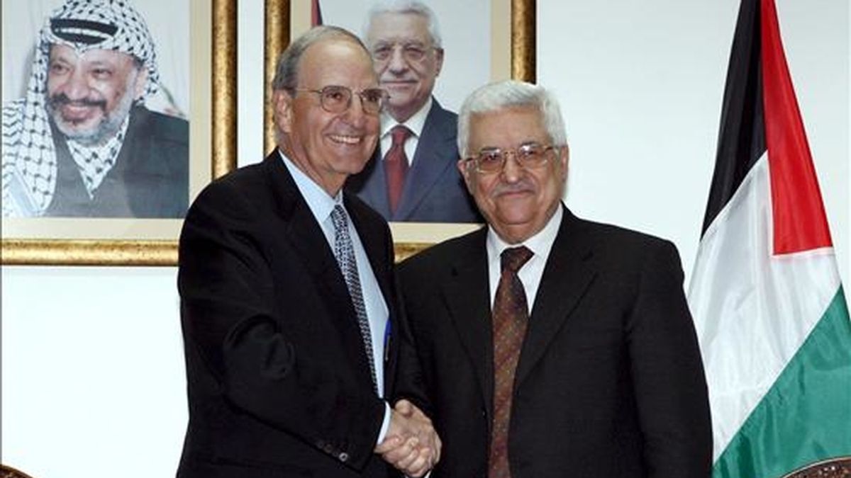 Fotografía facilitada por la Autoridad Palestina que muestra al presidente palestino, Mahmoud Abbas (dcha), con el enviado especial estadounidense para Oriente Medio, George Mitchell, durante su encuentro en Ramala. EFE