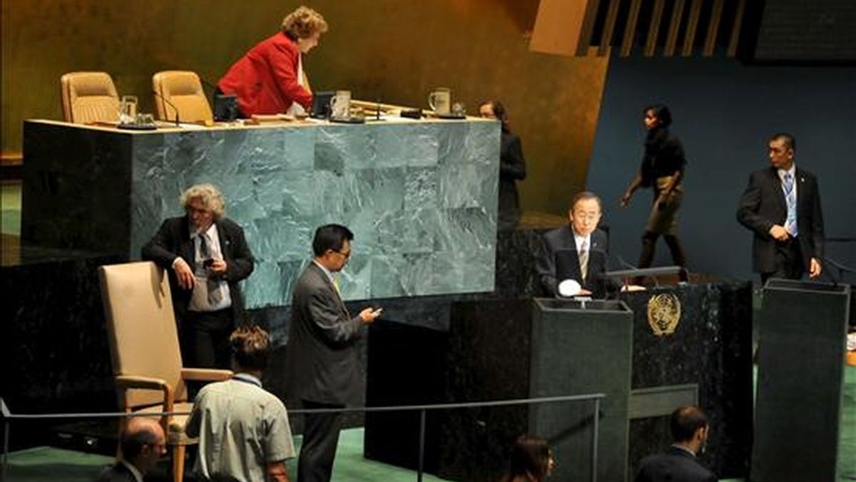 El secretario general de Naciones Unidas, Ban Ki-moon (c), antes de la apertura de la 65 Asamblea General de la ONU, en la sede de esa organización en Nueva York este jueves. EFE