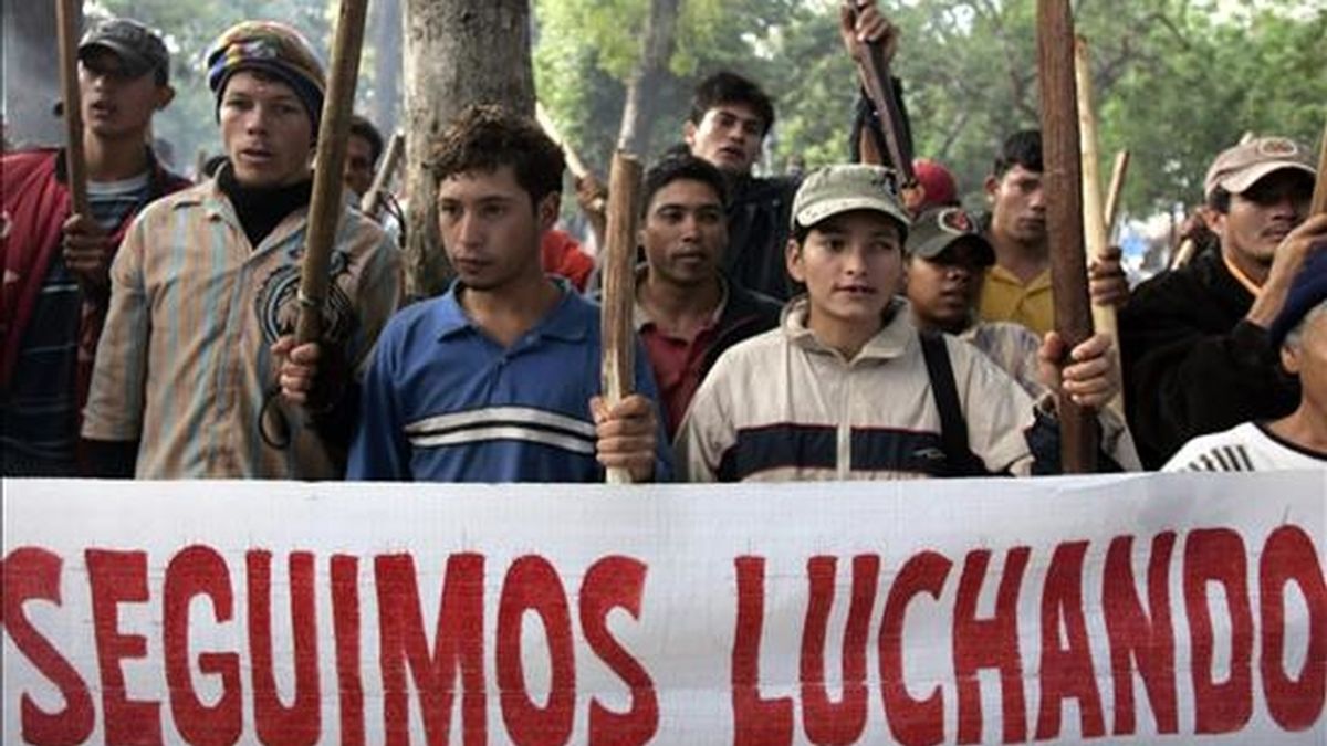 Centenares de integrantes de la Federación Nacional Campesina (FNC), la mayor de Paraguay, marcharon en Asunción, durante el sexto día de las protestas que se realizan en diez departamentos del país para exigir una reforma agraria. EFE