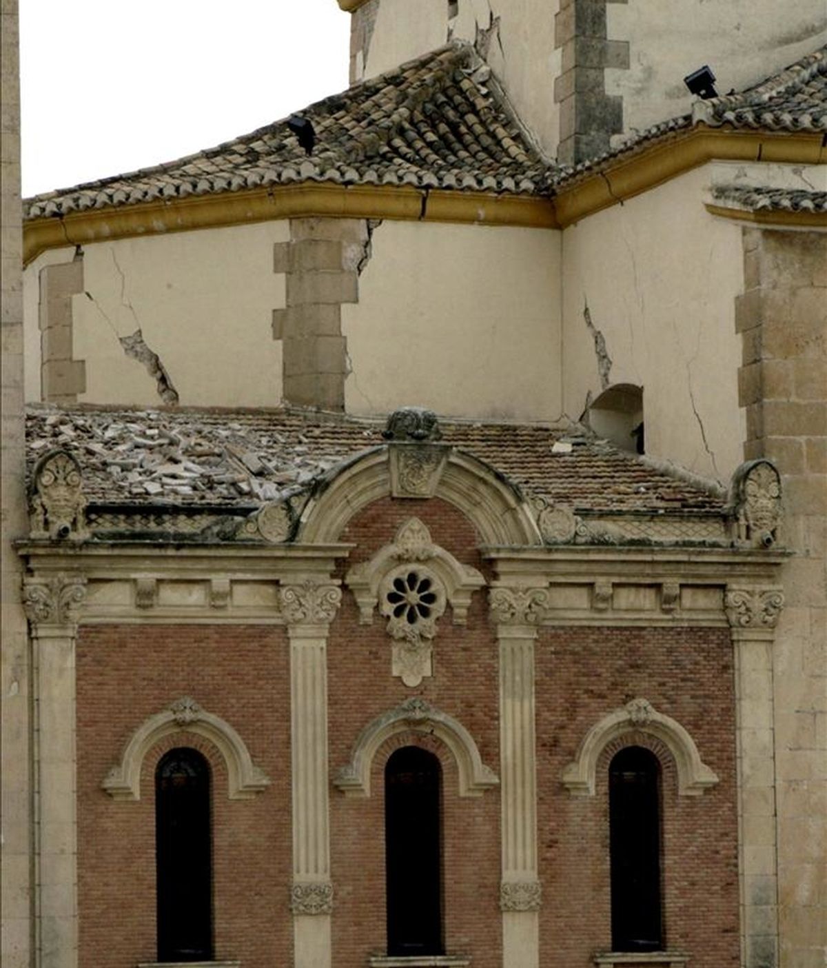 La cúpula de la iglesia de la Virgen de las Huertas que resultó seriamente dañada a causa del terremoto de 5,1 grados en la escala de Richter que sacudió este miércoles la ciudad de Lorca (sureste español) y en el que nueve personas han muerto y casi 300 han resultado heridas. EFE