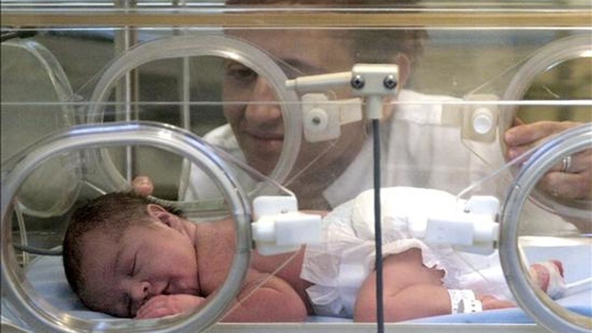 Un bebé en una incubadora de un hospital observado por su padre. EFE/Archivo