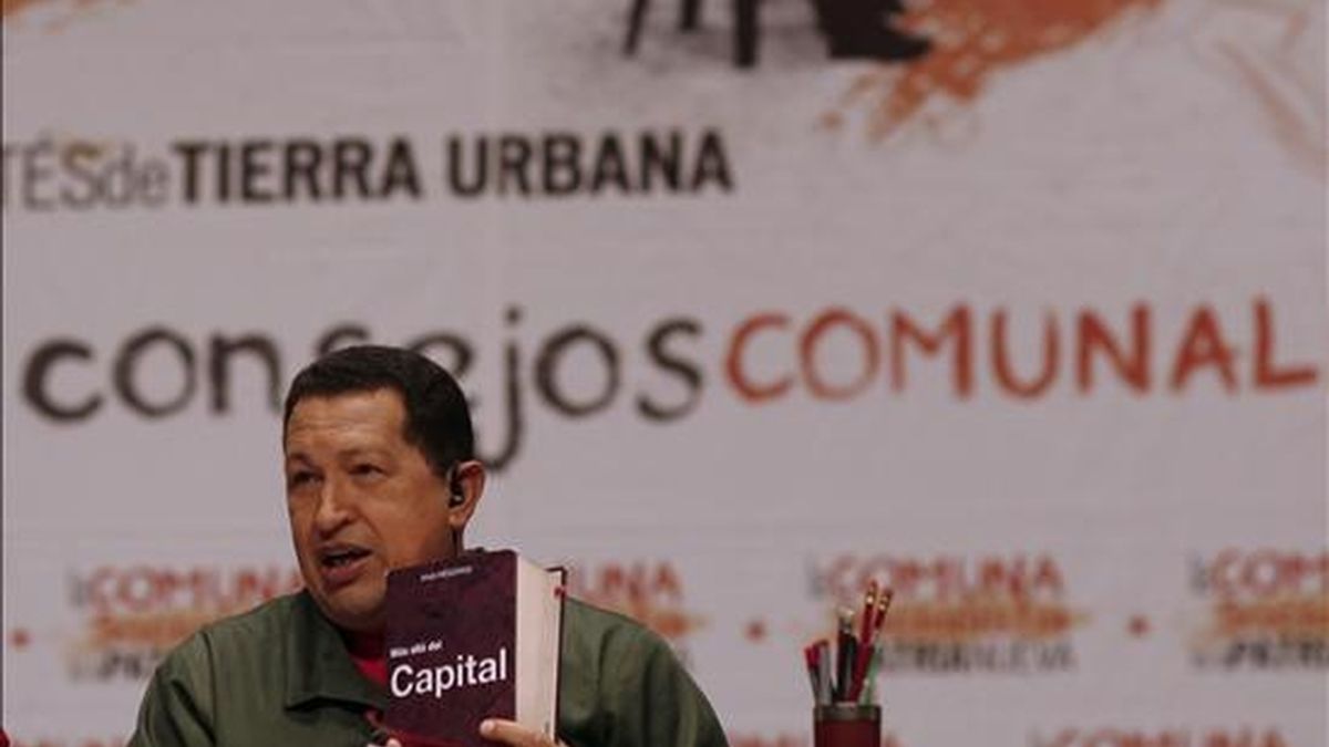 Fotografía cedida por el Palacio de Miraflores en la que aparece el presidente de Venezuela, Hugo Chávez, durante la retransmisión de la primera edición del programa "Aló Teórico" desde el teatro Teresa Carreño de Caracas (Venezuela). EFE