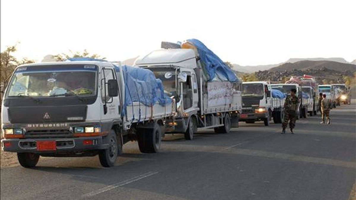 Fotografía cedida por el Ejército de Yemen que muestra un convoy de ayuda que lleva auxilios a las refugiados en la provincia de Saada. EFE/Archivo