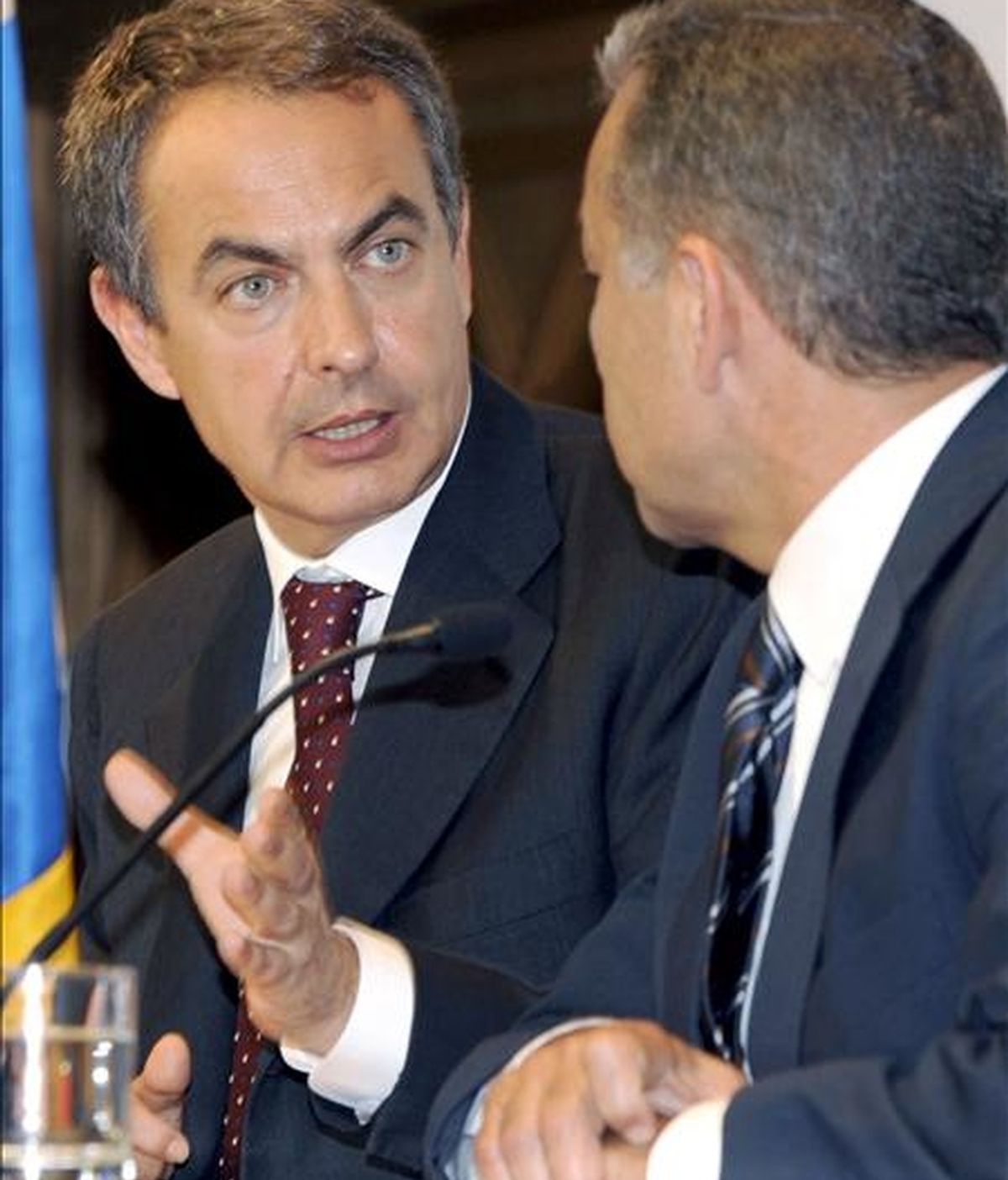 El presidente del Gobierno, José Luis Rodríguez Zapatero (i) y el presidente de Canarias, Paulino Rivero, durante la rueda de prensa que ofrecieron tras la reunión que mantuvieron hoy en la sede de la Presidencia del Ejecutivo regional en Las Palmas de Gran Canaria. EFE