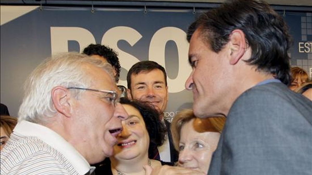 El cabeza de lista del PSOE a las elecciones europeas, Juan Fernando López Aguilar (d), charla con el eurodiputado Josep Borrell. EFE