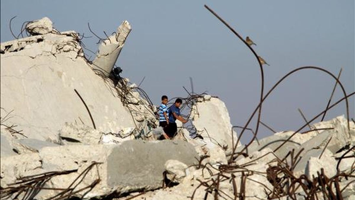 Niños palestinos juegan entre los restos de casas destruidas por los ataques israelíes en Gaza. EFE/Archivo
