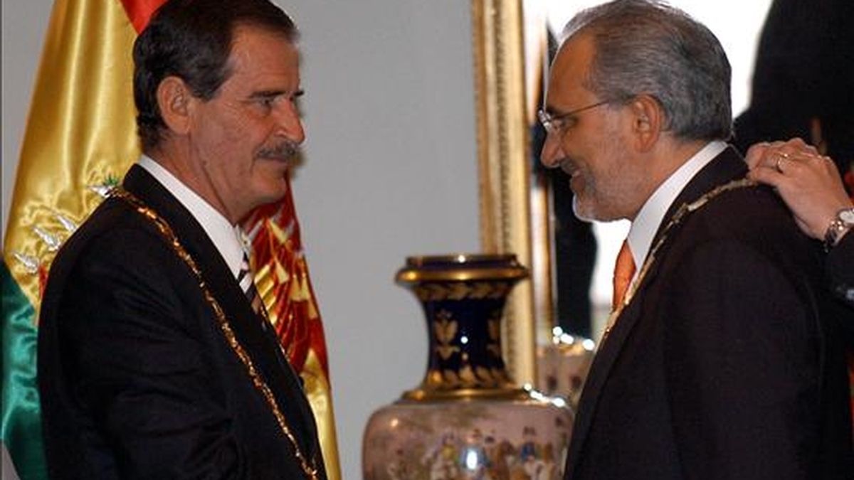 Los ex presidentes de Bolivia, Carlos Mesa (d), y de México, Vicente Fox (i).  abordarán el impacto de la crisis internacional en Latinoamérica, en la segunda edición del Foro Latinoamericano de Mercados Emergentes. EFE/Archivo
