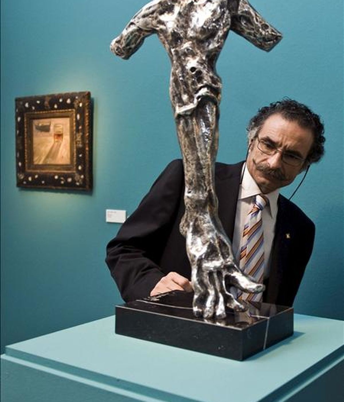 El ex director del Real Círculo Artístico de Barcelona y propietario de parte de las obras de la exposición "Salvador Dalí, veinte años después", Juan Javier Bofill, durante la inauguración de dicha exposición hoy en la Casa del Cordón de Burgos. EFE