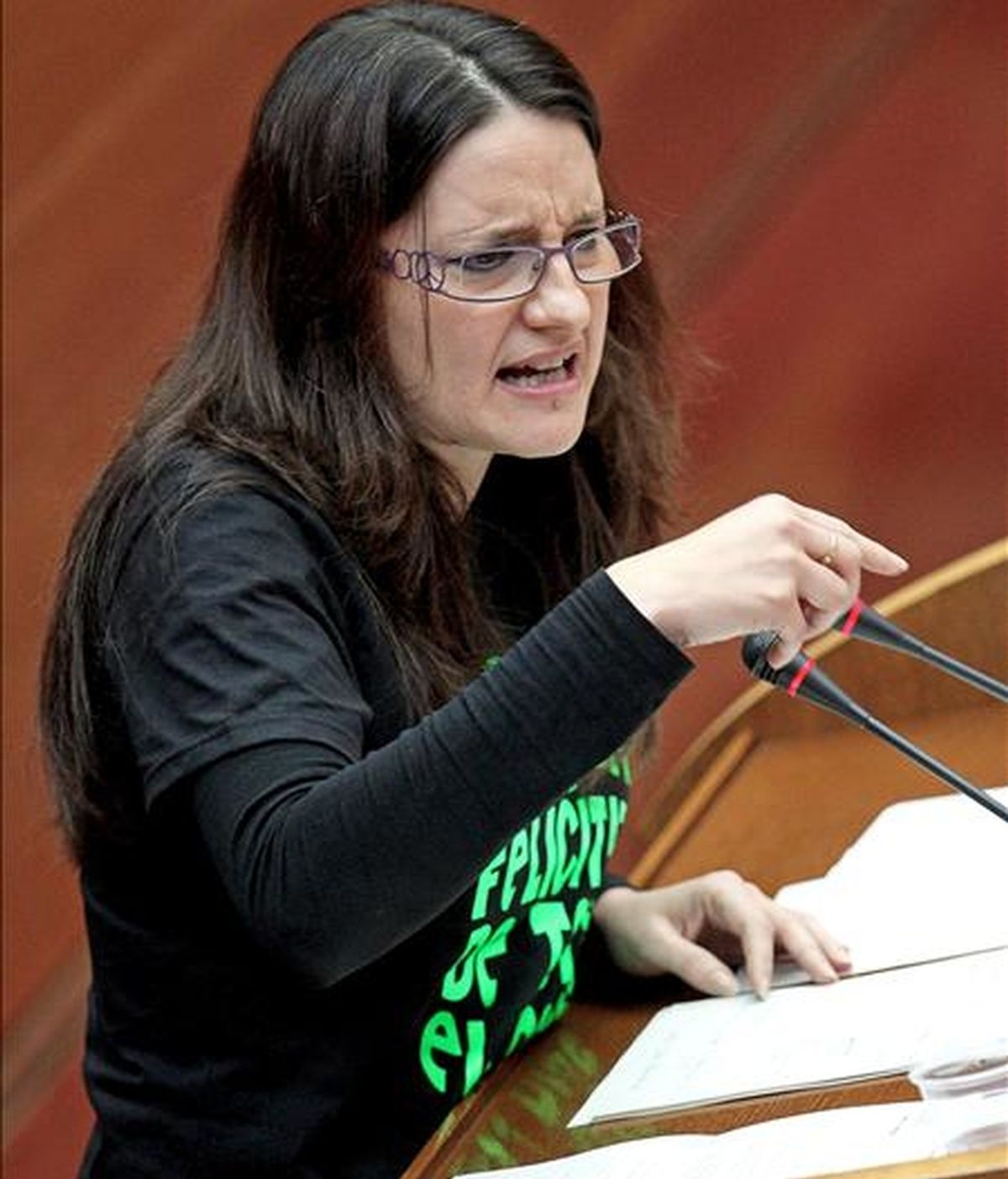 La diputada de Compromís Mónica Oltra, durante su intervención en el pleno de Les Corts. EFE/Archivo