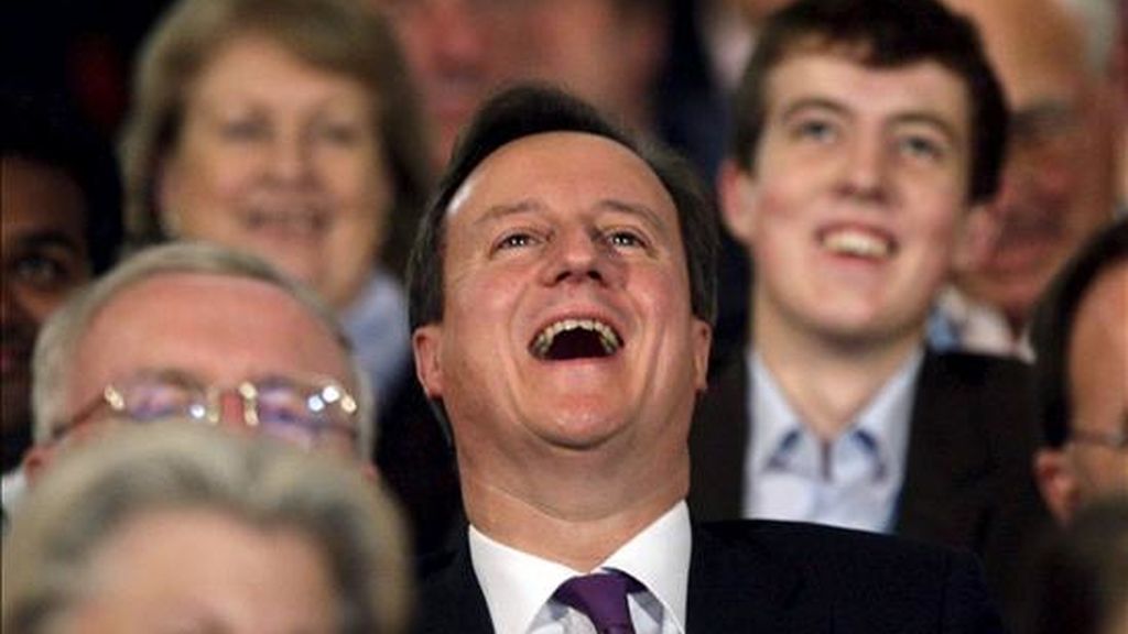 El primer ministro británico, David Cameron (c), se ríe el pasado domingo, 3 de octubre, durante la Conferencia anual del Partido Conservador británico. EFE/Archivo El primer ministro británico, David Cameron (c), se ríe el pasado domingo, 3 de octubre, durante la Conferencia anual del Partido Conservador británico. EFE/Archivo