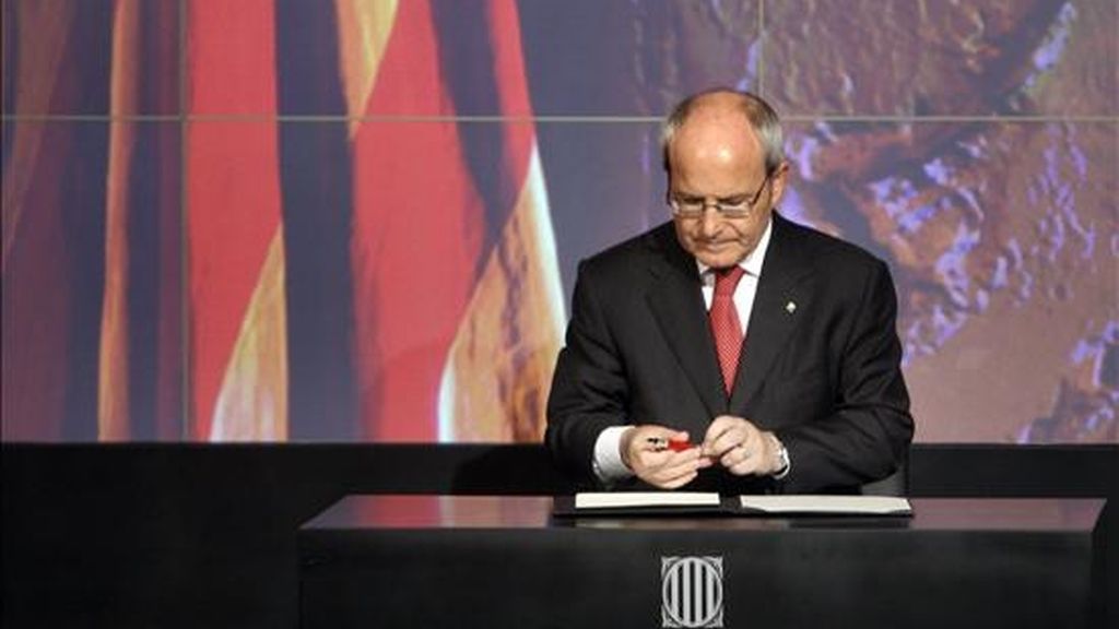 El presidente de la Generalitat, José Montilla, durante la firma esta tarde en el Palau de la Generalitat del decreto de convocatoria de elecciones en Cataluña para el 28 de noviembre con un llamamiento a no "renegar" del tripartito ni a considerar este mandato "un guirigay", sino a reivindicar "con orgullo" el trabajo hecho. EFE El presidente de la Generalitat, José Montilla, durante la firma esta tarde en el Palau de la Generalitat del decreto de convocatoria de elecciones en Cataluña para el 28 de noviembre con un llamamiento a no "renegar" del tripartito ni a considerar este mandato "un guirigay", sino a reivindicar "con orgullo" el trabajo hecho. EFE
