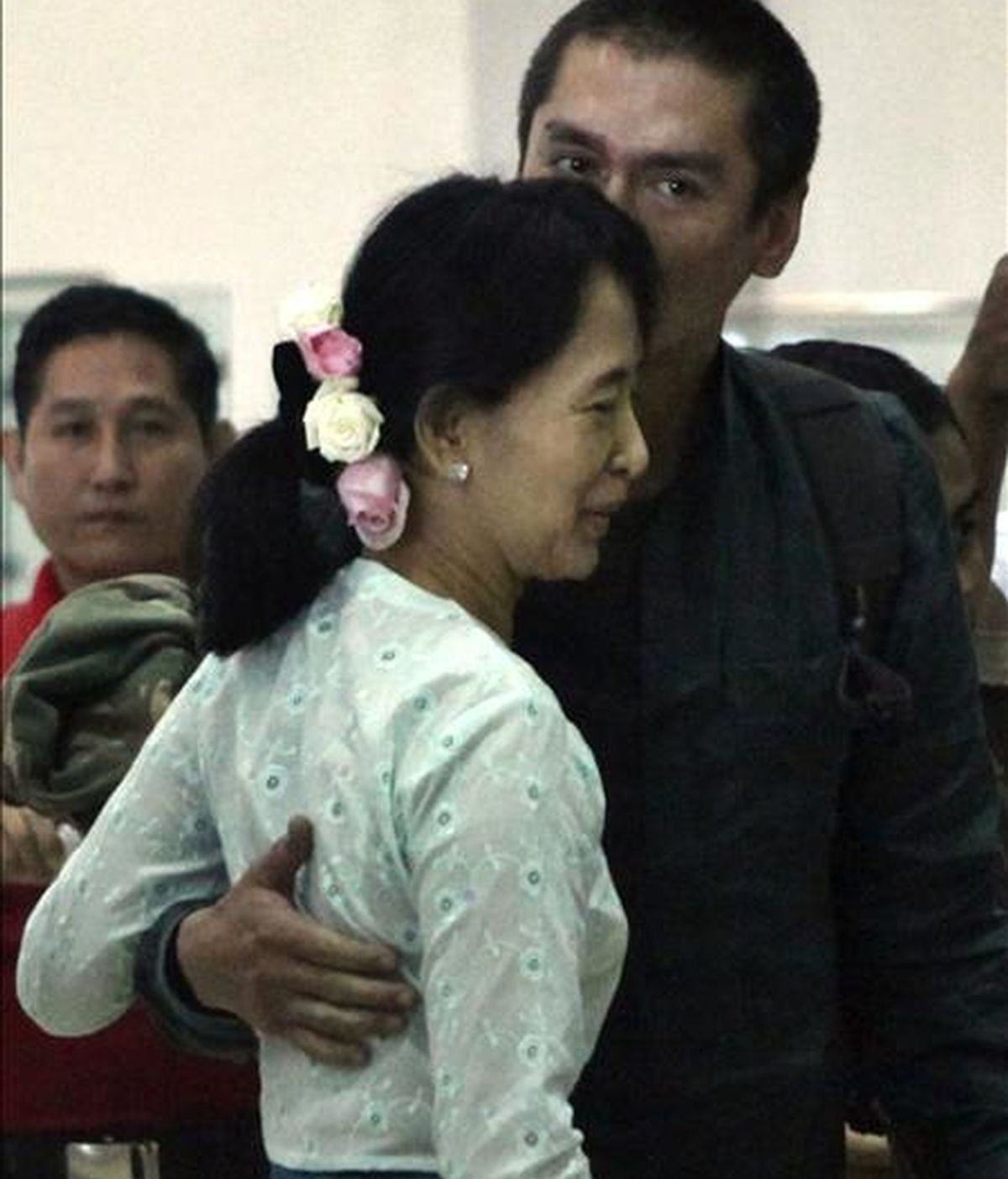 La líder de la democracia en Birmania, Aung San Suu Kyi (i), saluda hoya su hijo Kim Aris en el Aeropuerto Internacional de Yangón en Birmania. EFE