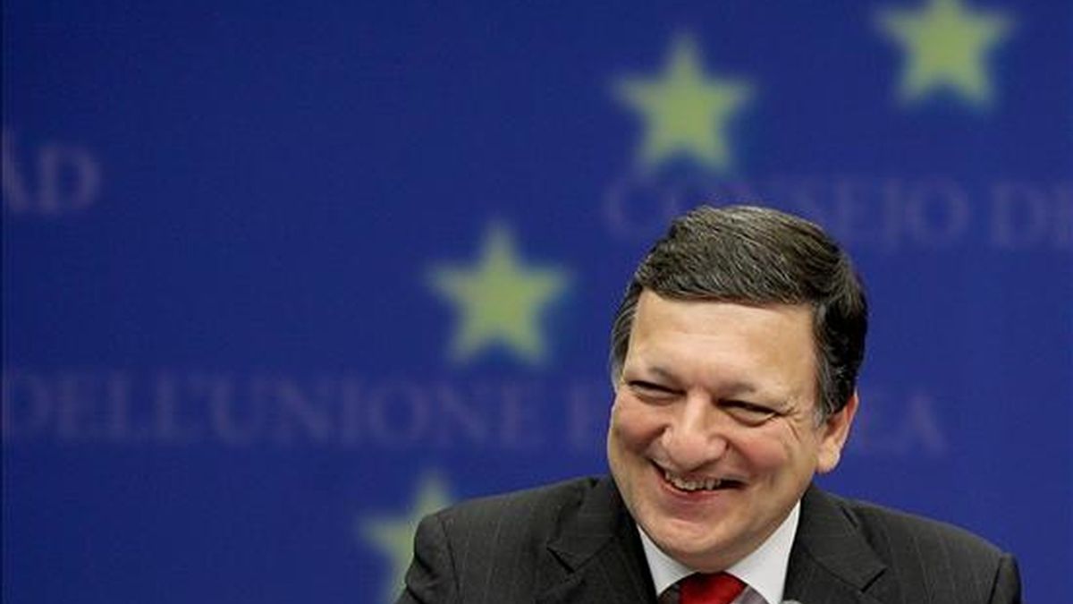 El presidente de la Comisión Europea, el portugués José Manuel Barroso, sonríe durante una rueda de prensa en Bruselas. EFE