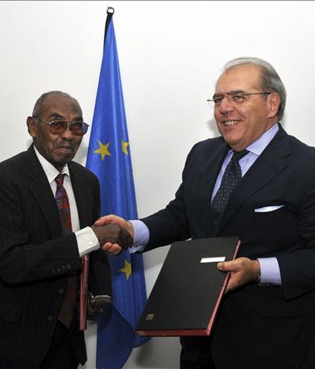 El embajador y líder de la delegación europea en Sudán, Carlo de Filippi, (d), y el jefe de la comisión de supervisión del referéndum, Mohamed Ibrahim, (i), posan para los medios tras firmar un acuerdo por el que la Unión Europea llevará a cabo la supervisión del próximo referéndum de autodeterminación del sur del país, en Jartum, Sudán. EFE El embajador y líder de la delegación europea en Sudán, Carlo de Filippi, (d), y el jefe de la comisión de supervisión del referéndum, Mohamed Ibrahim, (i), posan para los medios tras firmar un acuerdo por el que la Unión Europea llevará a cabo la supervisión del próximo referéndum de autodeterminación del sur del país, en Jartum, Sudán. EFE