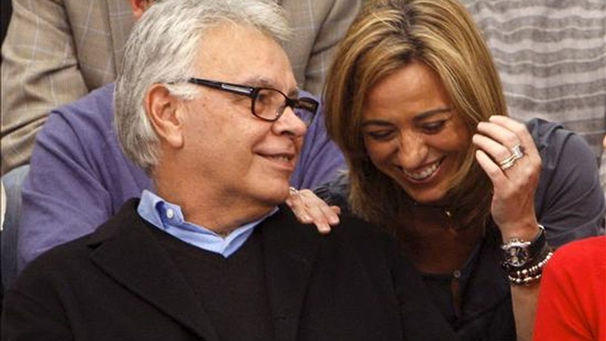 El ex presidente del Gobierno Felipe González y la ministra de Defensa, Carme Chacón. EFE/Archivo