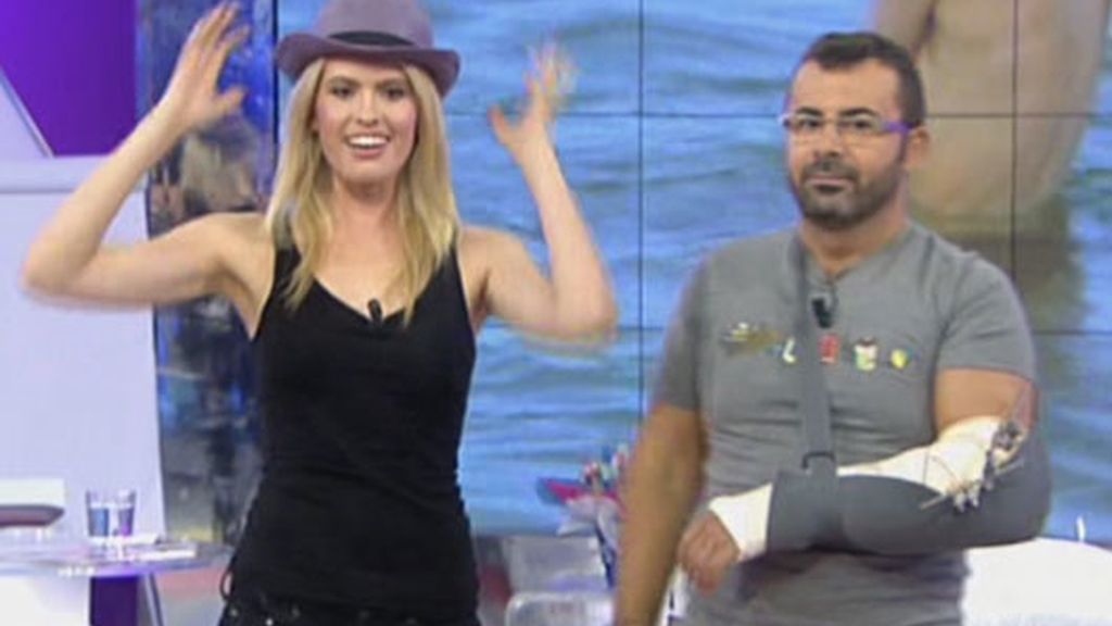 Adriana Abenia sufre un percance con el tinte del pelo