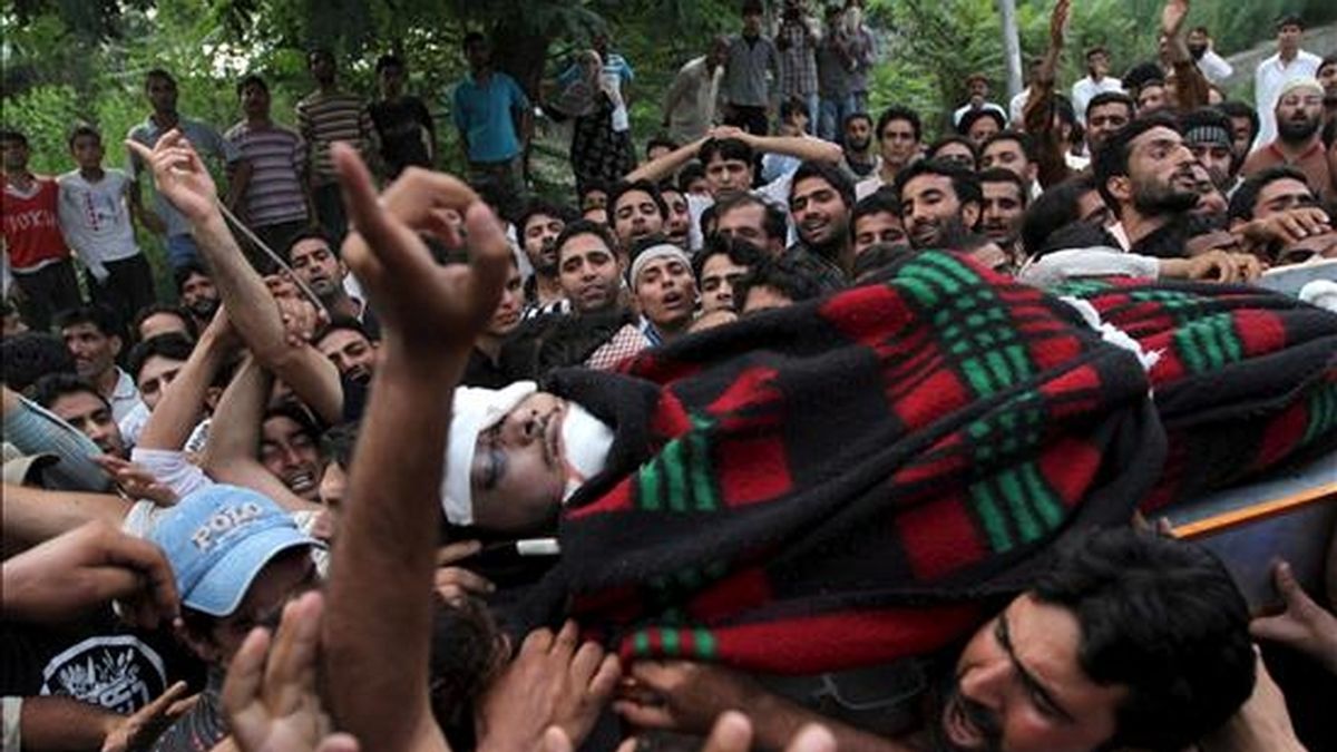 Musulmanes de Cachemira llevando el cuerpo de Iqbal Ahmed Khan, muerto en un hospital local después de ser herido hace una semana por los disparos de la Policía, durante su funeral en Srinagar, capital estival de la India, este miércoles. EFE/Farooq Khan