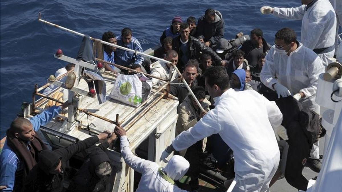 Funcionarios italianos atienden a uno de los dos botes rescatados por la Guardia Costera en la costa de Lampedusa, Italia, ayer jueves 5 de mayo de 2011. EFE/Guardia Costera italiana