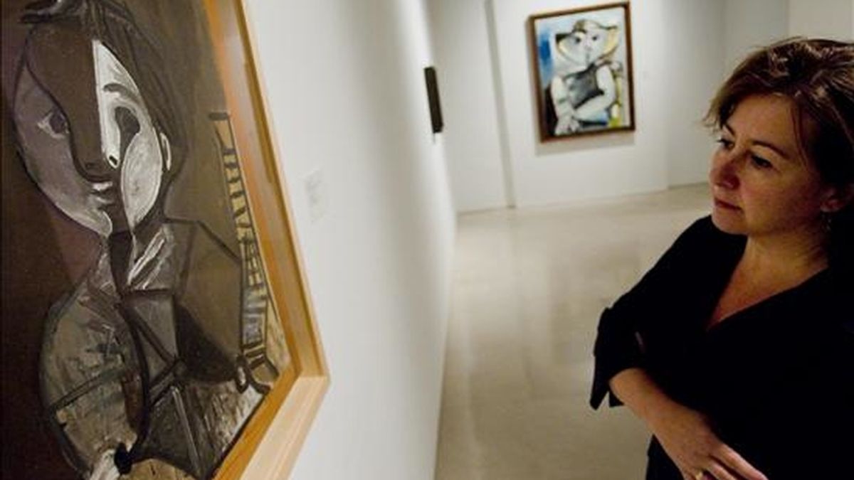 Una visitante ante una de las obras del Museo Picasso de Málaga. EFE/Archivo