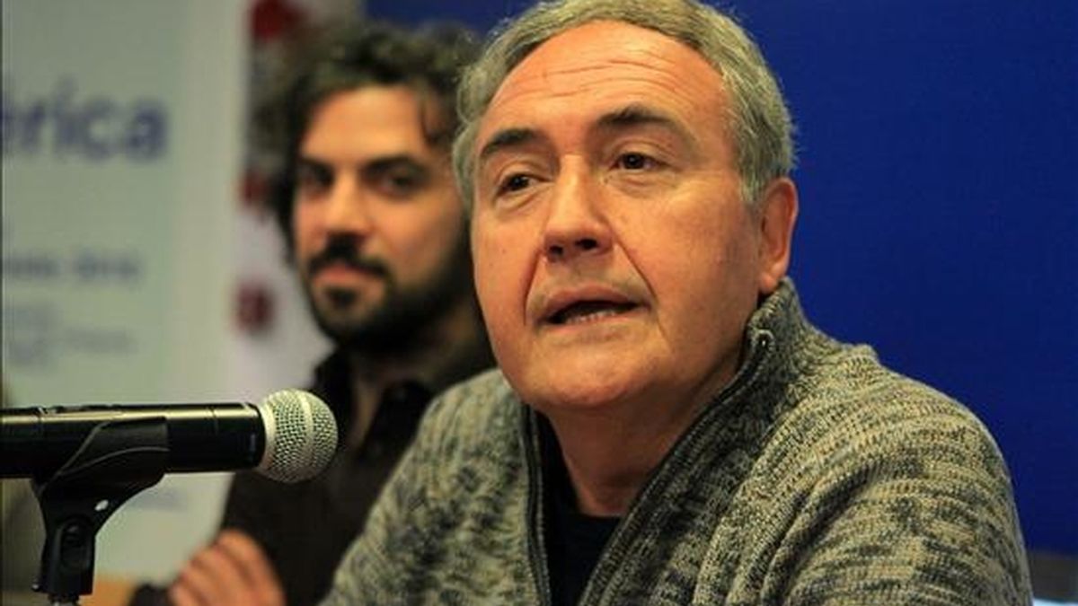 El escritor español Vicente Molina Foix (d) participa en un diálogo con el cineasta uruguayo Álvaro Brechner (i) en el Centro Cultural de España, en Montevideo (Uruguay), en la primera edición del Festival Eñe América. EFE