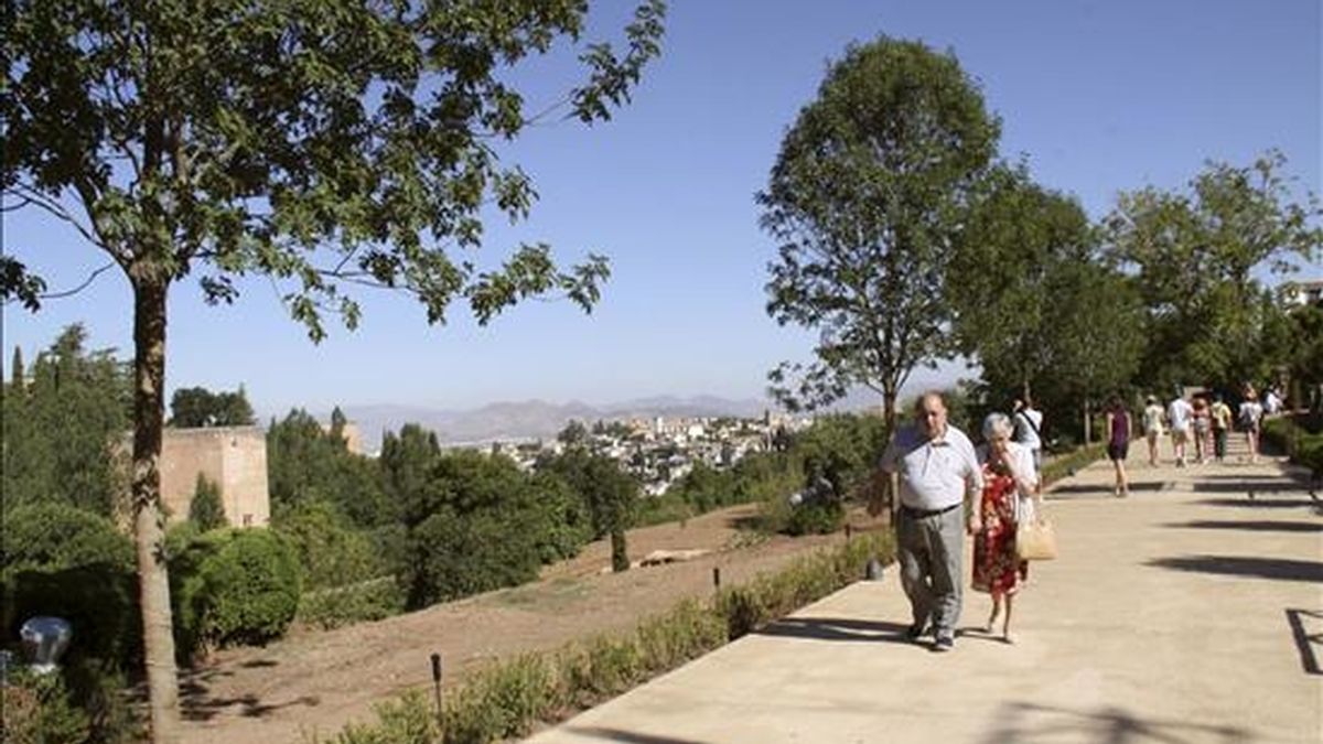 Una pareja camina por el Paseo de los Nogales del Generalife que ha abierto hoy sus puertas de nuevo a los visitantes de la Alhambra tras un año y medio de obras de remodelación y acondicionamiento, por valor superior a los 890.000 euros, en esta zona del recinto monumental. EFE