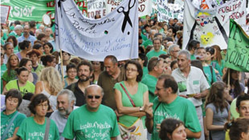 Protesta en Madrid por los "recortes" realizados por el Ejecutivo regional. Foto: EFE Protesta en Madrid por los "recortes" realizados por el Ejecutivo regional. Foto: EFE