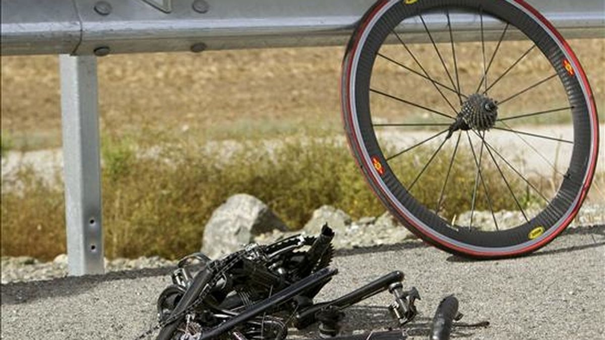 Restos del accidente en el que dos personas resultaron muertas ayer y otras cuatro heridas al arrollar un turismo a un grupo de ciclistas que circulaban por la carretera N-IV a la altura de la localidad sevillana de Los Palacios. EFE