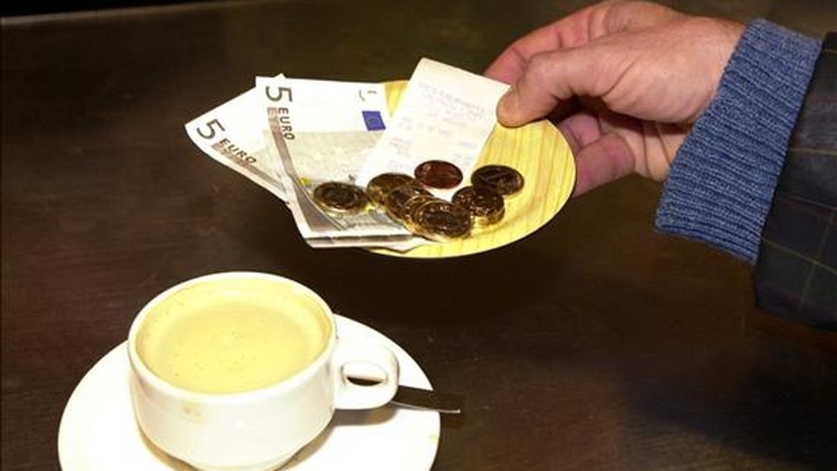 Un ciudadano recoge el cambio tras pagar el café. EFE/Archivo