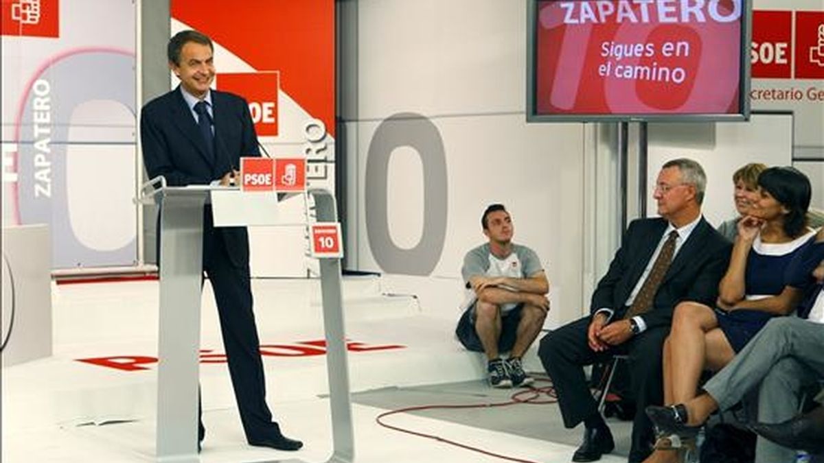 El presidente del Gobierno y líder socialista, José Luis Rodríguez Zapatero (i), durante el acto de conmemoración del décimo aniversario de su elección como secretario general del PSOE en el XXXV Congreso del partido, esta tarde en Madrid. EFE