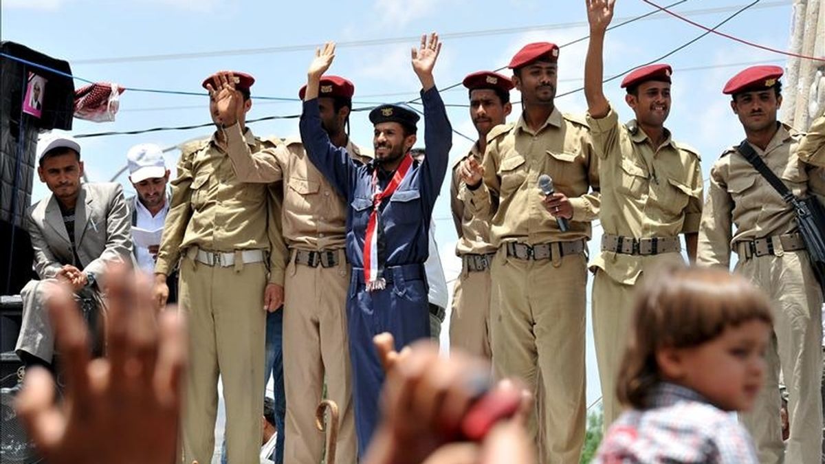 Soldados yemeníes se unen a los protestantes antigubernamentales durante la manifiestación realziada en Saná, Yemen. EFE