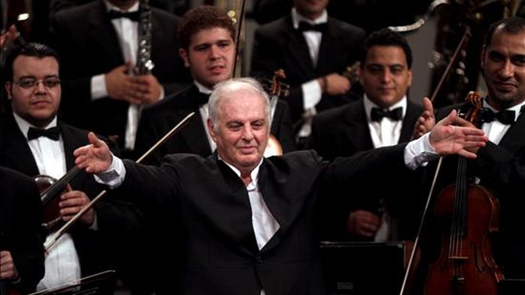 El director de orquesta israelí Daniel Barenboim durante un concierto en la Ópera de El Cairo (Egipto), el 16 de abril pasado. EFE/Archivo El director de orquesta israelí Daniel Barenboim durante un concierto en la Ópera de El Cairo (Egipto), el 16 de abril pasado. EFE/Archivo