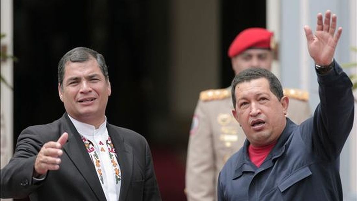 El presidente de Ecuador, Rafael Correa, llegará a la capital venezolana alrededor del medio día de este martes y será recibido por su homólogo venezolano, Hugo Chávez, en el palacio de Miraflores. En la imagen un anterior encuentro de Correa (i) y Chávez (d), en Caracas. EFE/Archivo