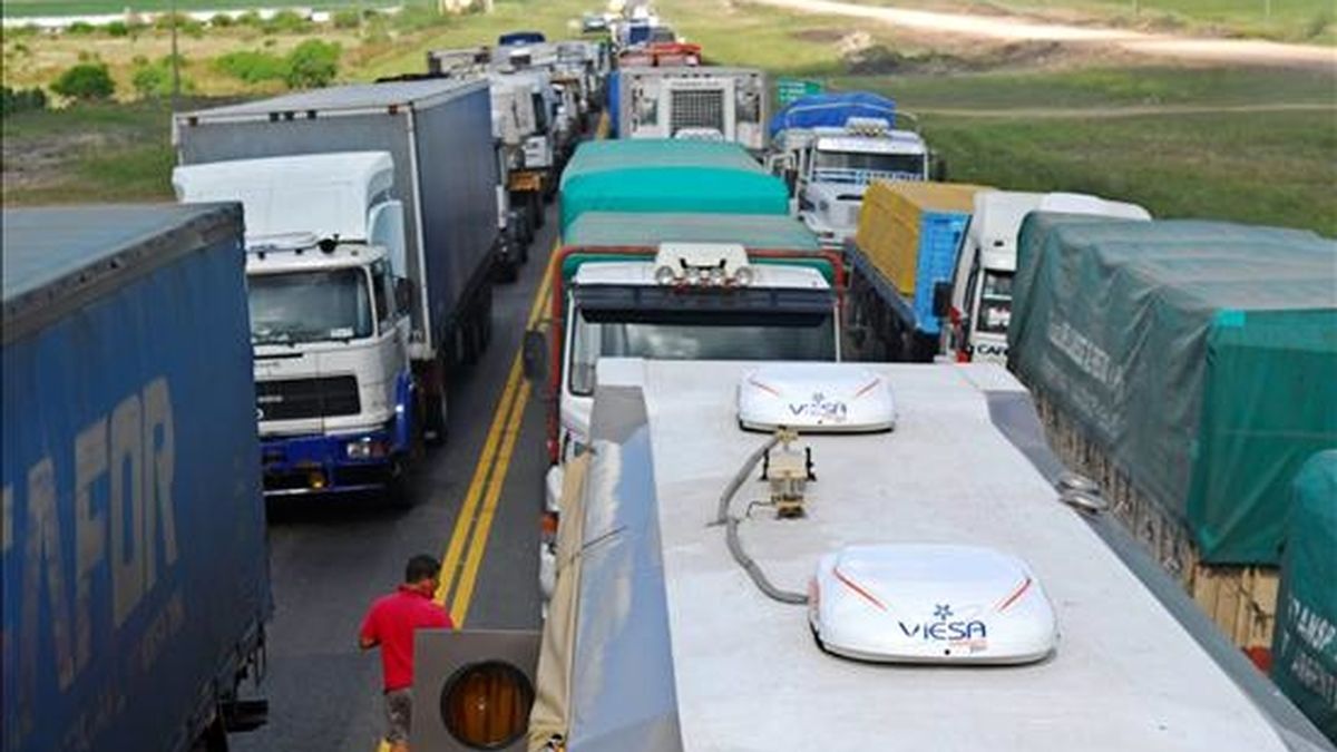 Trabajadores agropecuarios bloquean la ruta nacional 14, de la provincia de Entre Ríos, Argentina. EFE