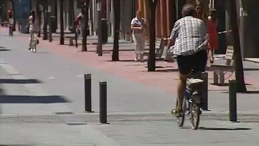 El aumento de ciclistas en las ciudades complica la convivencia con los peatones
