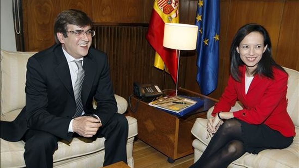 La ministra de Vivienda, Beatriz Corredor, y el presidente de Baleares, Francesc Antich, durante la reunión que han mantenido hoy en la sede del Ministerio hoy en Madrid, donde han firmado un convenio para la ejecución del Plan Estatal de Vivienda 2009-2012. EFE