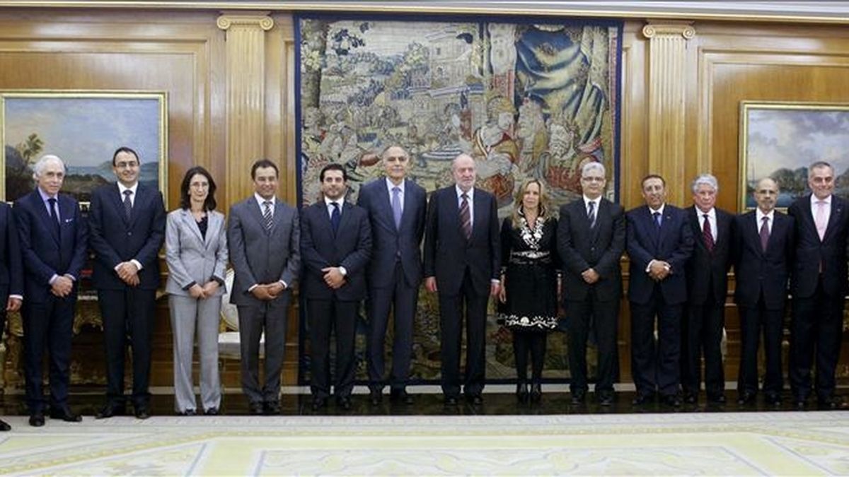 El rey Juan Carlos (c) y la ministra de Asuntos Exteriores, Trinidad Jiménez (7d), posan con los integrantes de la delegación de Marruecos que incluye a los seis ministros del país magrebí del área económica que comienzan hoy una visita de dos días a Madrid, durante la recepción que ha tenido lugar esta tarde en el palacio de la Zarzuela. EFE