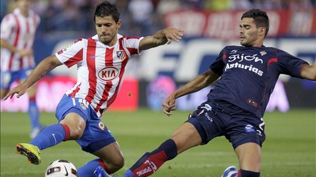 El jugador argentino del Atlético de Madrid "Kun" Agüero (i) trata de superar a David Barral (d), del Sporting de Gijón, durante el primer partido de Liga. EFE/Archivo El jugador argentino del Atlético de Madrid "Kun" Agüero (i) trata de superar a David Barral (d), del Sporting de Gijón, durante el primer partido de Liga. EFE/Archivo