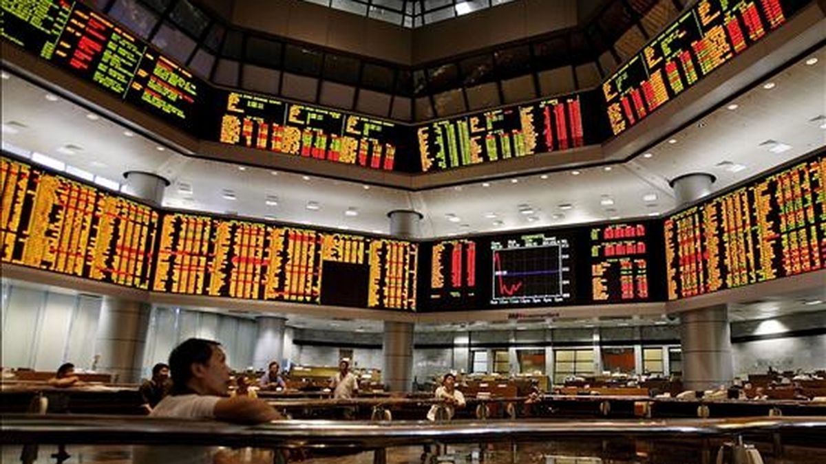 Un inversor observa los paneles en la Bolsa de Kuala Lumpur. Las bolsas del Sudeste Asiático abrieron abrieron la jornada bursátil al alza menos las de Malasia y Vietnam.EFE/Archivo
