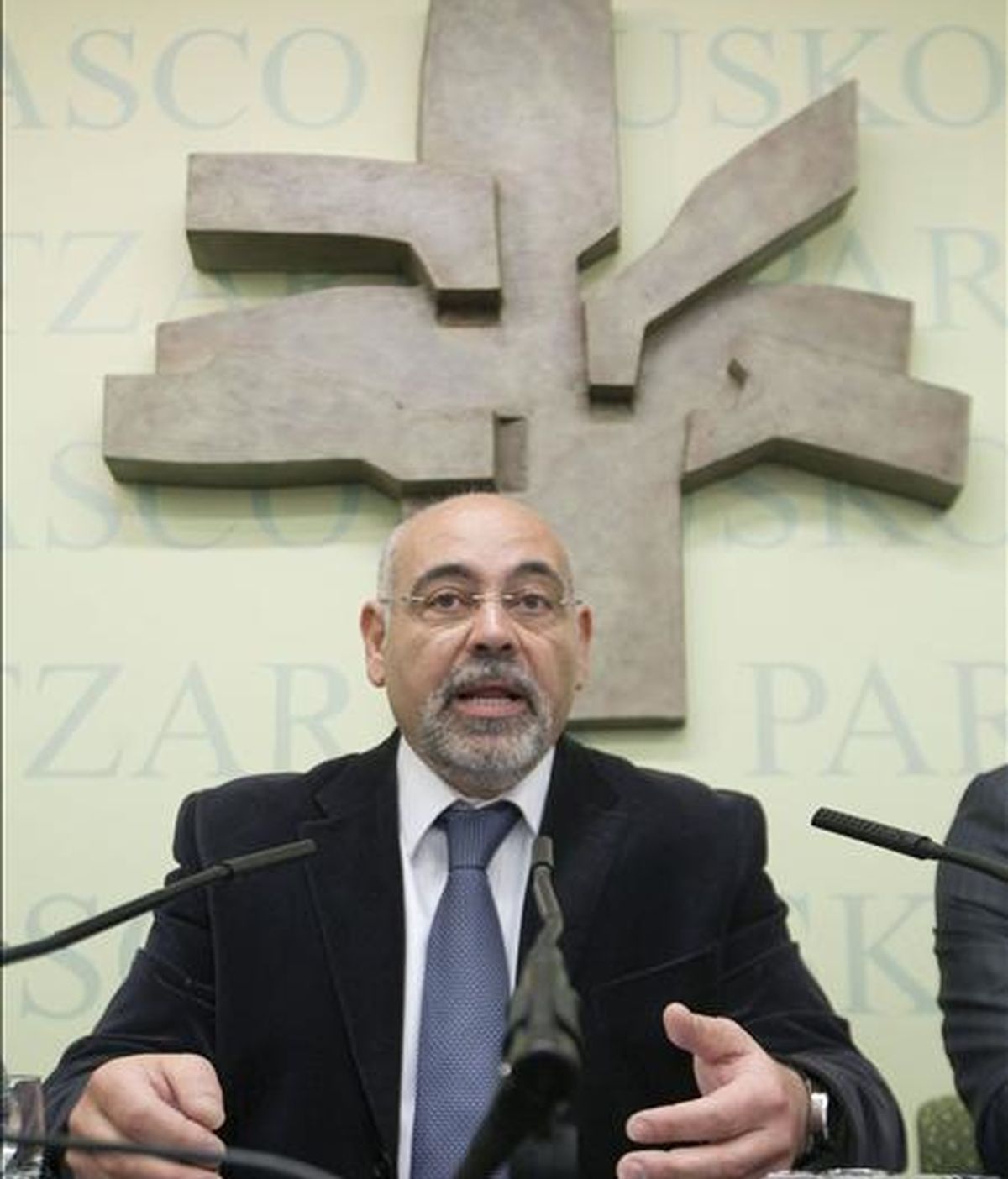 El portavoz del PSE-EE en el Parlamento Vasco, José Antonio Pastor, durante su comparecencia ante los medios de comunicación para hacer un análisis de la situación política vasca. EFE