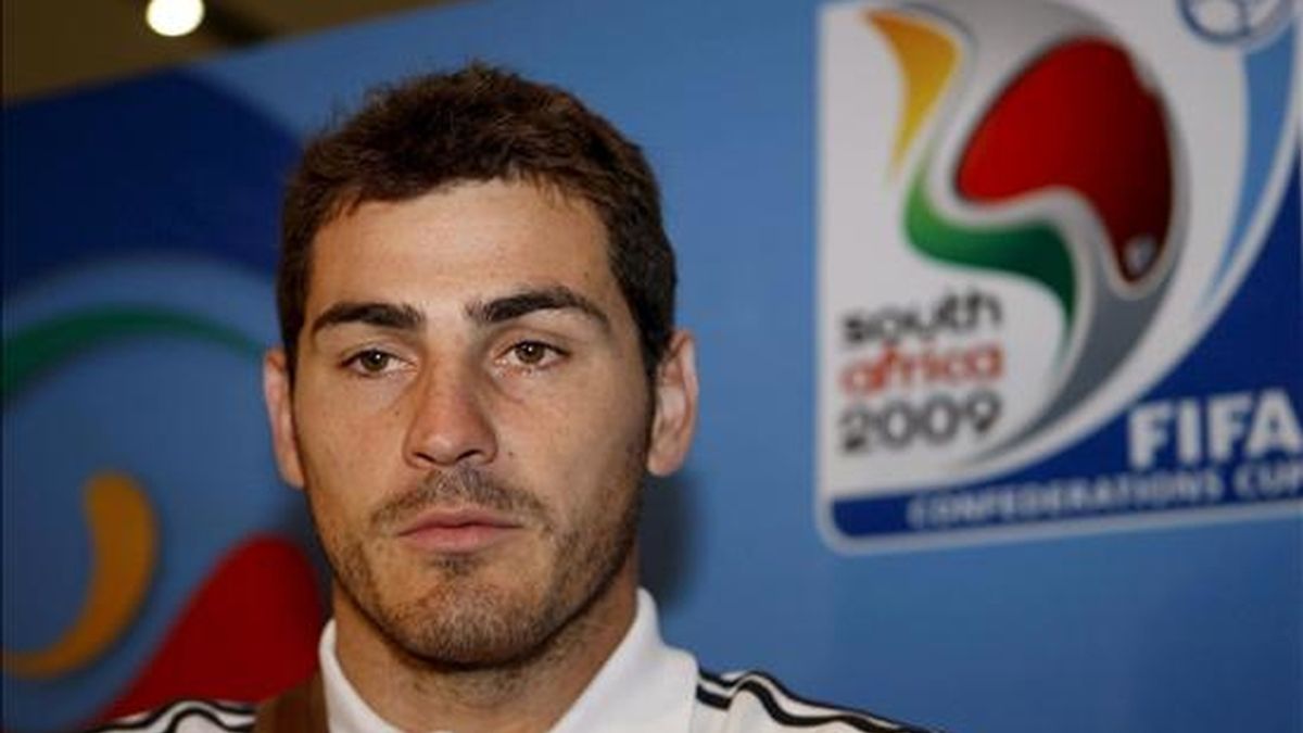 Fotografía facilitada por la FIFA que muestra al portero de la selección española de fútbol, Iker Casillas, a su llegada al Aeropuerto Internacional OR Tambo de Johannesburgo (Sudáfrica). EFE