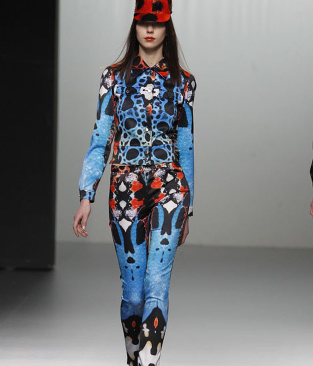 Atención a la cazadora de cuero con el estampado Crack