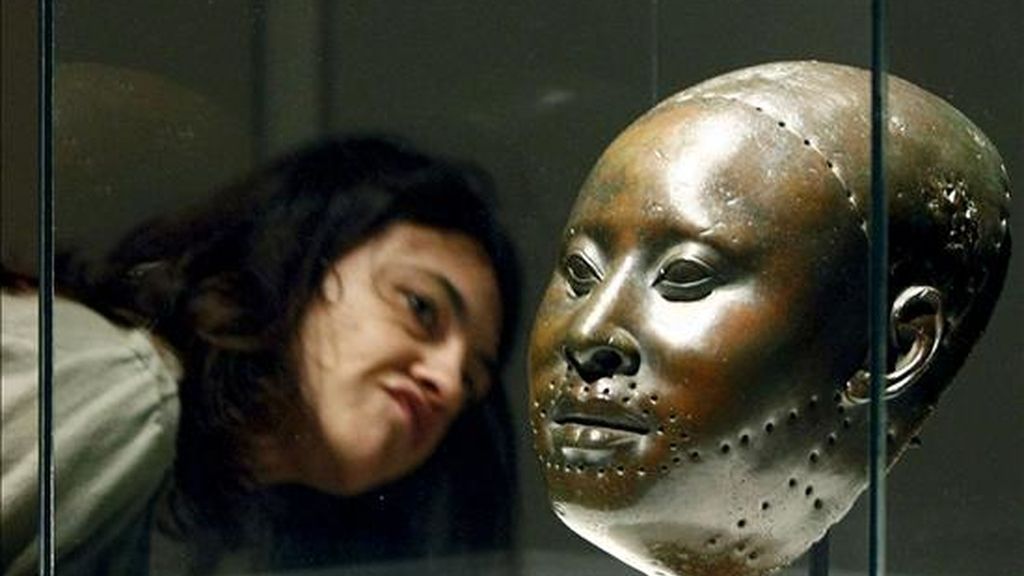 Máscara "Obalufon" del siglo XIV, realizada con una técnica de vaciado de cobre que no consiguieron ni griegos ni chinos, procedente del Complejo de Wonmonije en Ife (Nigeria) que forman parte de la exposición "Dinastia y Divinidad: arte Ife en la antigua Nigeria" que ha presentado hoy la Fundación Marcelino Botín en Santander. EFE