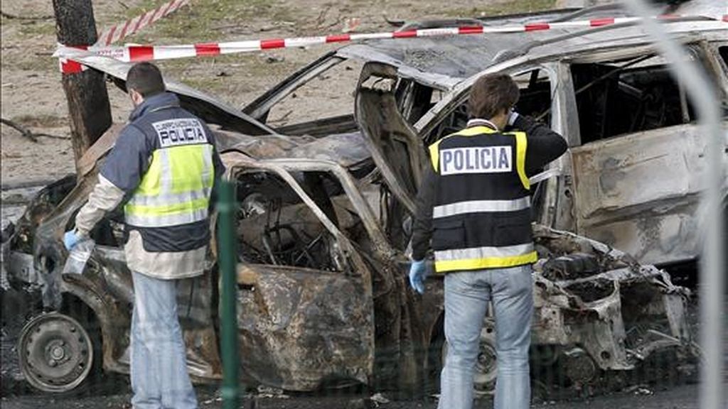 Dos agentes de policía observan los coches destrozados por la explosión de un coche bomba ocurrida esta mañana en el Campo de las Naciones de Madrid, en la que no ha habido víctimas. EFE Dos agentes de policía observan los coches destrozados por la explosión de un coche bomba ocurrida esta mañana en el Campo de las Naciones de Madrid, en la que no ha habido víctimas. EFE