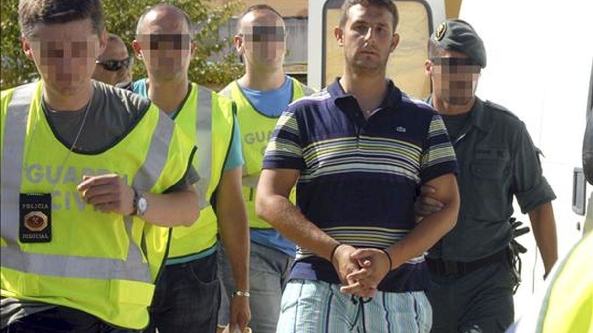La Guardia Civil ha puesto en marcha esta madrugada una operación contra el tráfico de droga en Sanlúcar de Barrameda (Cádiz) y algunos puntos de la orilla del río Guadalquivir. En la foto, agentes de la Guardia Civil conducen a un detenido en un domicilio en la operación. EFE