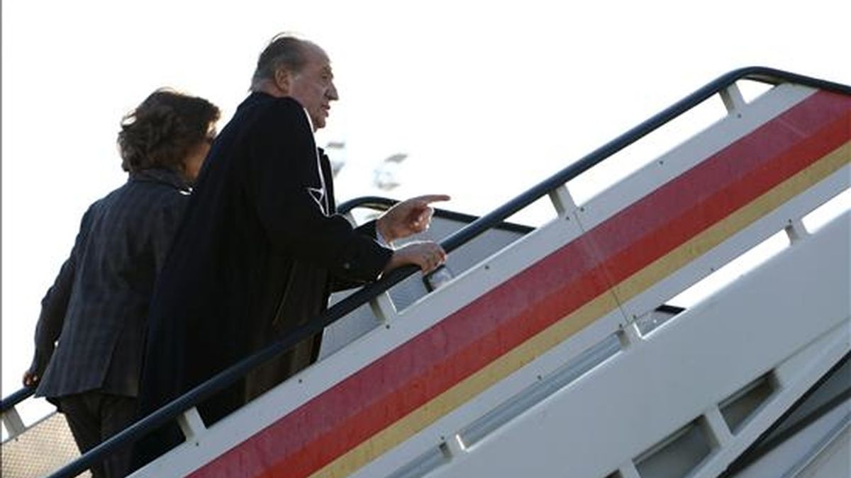 Los Reyes suben al avión en el aeropuerto de Barajas para viajar a Mar de Plata (Argentina), donde participarán en la XX Cumbre Iberoamericana de jefes de Estado y de Gobierno. EFE