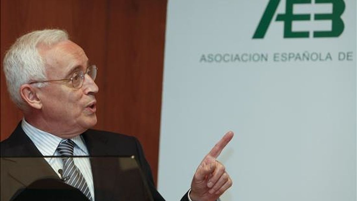 El presidente de la Asociación Española de Banca, Miguel Martín, durante una rueda de prensa en la sede de la Asociación de la Prensa de Madrid. EFE/Archivo