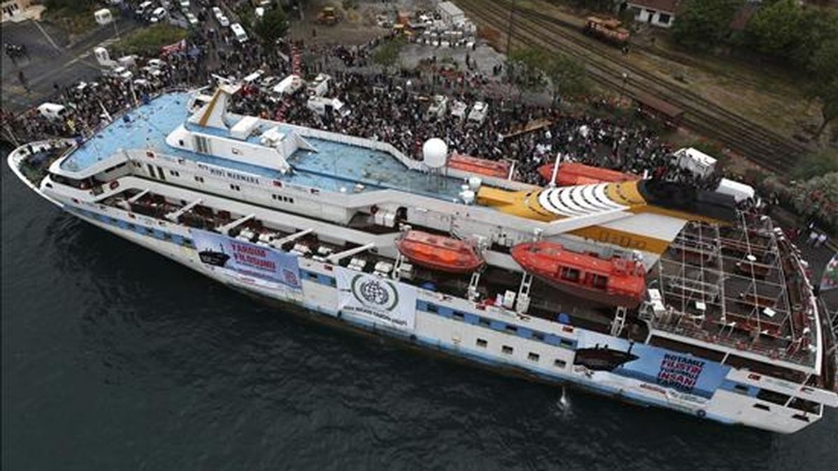 Fotografía tomada el pasado 25 de mayo del barco "Mavi Marmara" zarpando del puerto de Estambul (Turquía) como parte de la "Flotilla de la Libertad" con rumbo a Gaza. EFE