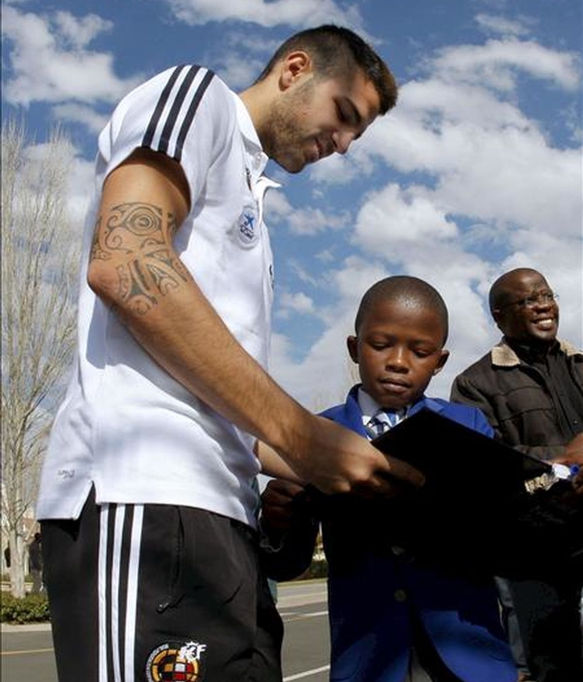 El internacional español del Arsenal Cesc Fábregas  firma autógrafos ayer antes de dirigirse al comedor por las instalaciones del hotel de concentración de la selección española en Bloemfontein, Sudáfirca. EFE